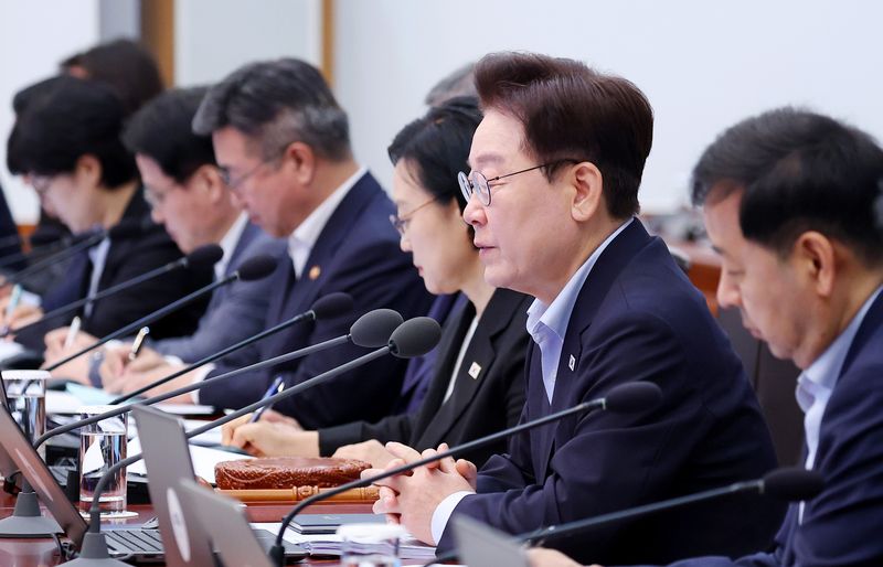 이재명 대통령이 21일 청와대에서 열린 국무회의에서 발언하고 있다. 청와대통신사진기자단