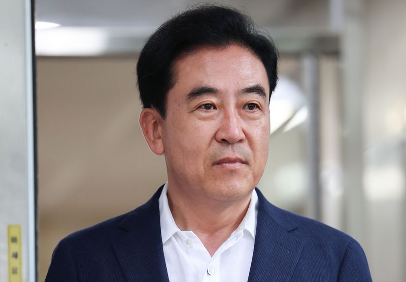 윤희근 전 경찰청장이 21일 오전 경기 과천시 김건희 특검팀 사무실에 ‘통일교 수사무마 의혹’과 관련한 2차 피의자 조사를 받기 위해 출석하며 취재진의 질문을 받고 있다. 2026.7.21 ⓒ 뉴스1 이종수 기자