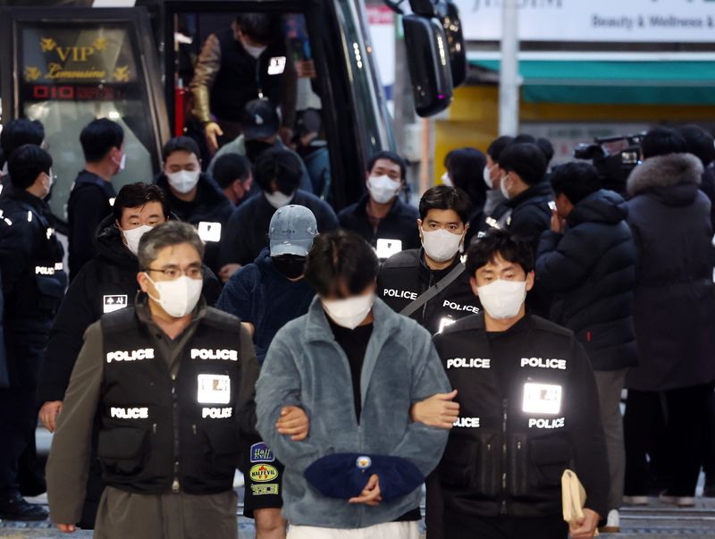 [부산=뉴시스] 캄보디아 범죄단체에 가담한 혐의로 강제송환된 한국인 조직원 일부가 지난 1월23일 부산 동래구 동래경찰서로 압송되고 있다. 강제송환된 한국인 조직원 73명 중 부산으로 압송된 49명(시하누크빌 조직)은 경찰서 유치장 6곳에 분산 수감돼 조사를 받는다. (사진=뉴시스 DB). photo@newsis.com