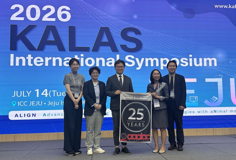 국가독성과학연구소 허정두 소장(가운데)이 AAALAC International 몬팁 게타야카민(Montip Gettayacamin) 아시아·태평양 지역 수석디렉터(오른쪽 두 번째)와 관계자들로부터 '25 Years of Achievement Banner'를 전달받고 있다. 국가독성과학연구소 제공