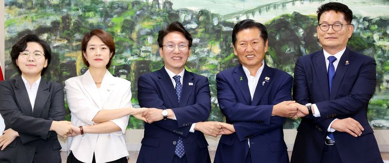 [서울=뉴시스] 박영태 기자 = 21일 오전 서울 중구 서울시의회에서 더불어민주당 당대표 후보자들이 시의회 의원들과 간담회를 하기 전 기념촬영을 하고 있다. 왼쪽부터 김보미, 고민정, 김민석, 정청래, 송영길 후보. 2026.07.20. since1999@newsis.com