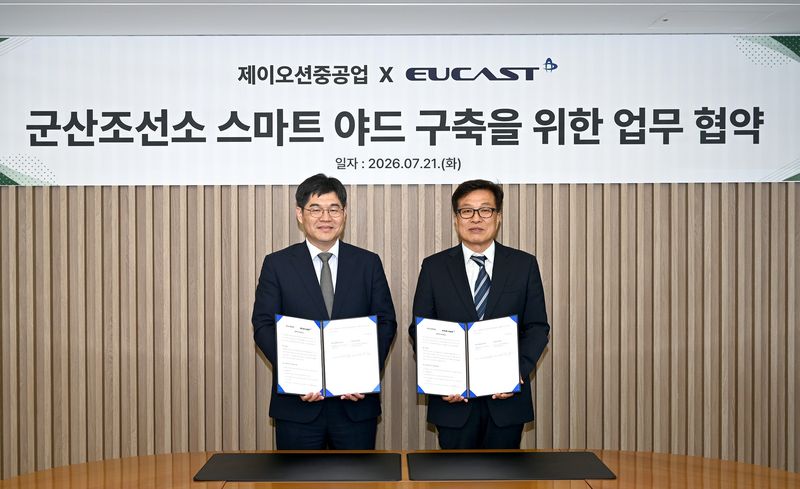 김재형 유캐스트 대표(사진 왼쪽)와 하화정 제이오션중공업 대표가 군산조선소를 스마트 조선소로 구축하기 위한 업무협약을 체결하고 있다.(제이오션중공업 제공. 재판매 및 DB금지)