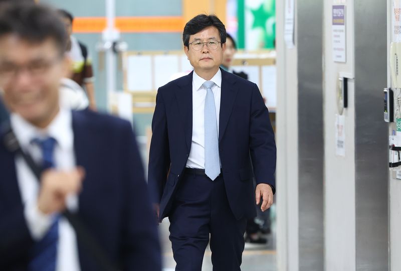 [서울=뉴시스] 황준선 기자 = 사진은 강 전 실장이 지난 5월 28일 서울 서초구 서울중앙지방법원에서 열린 선고기일에 출석하는 모습. 2026.07.21. hwang@newsis.com