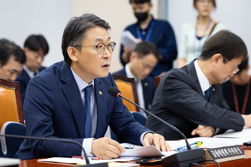 금융위, '홈플 사태' MBK 징계 