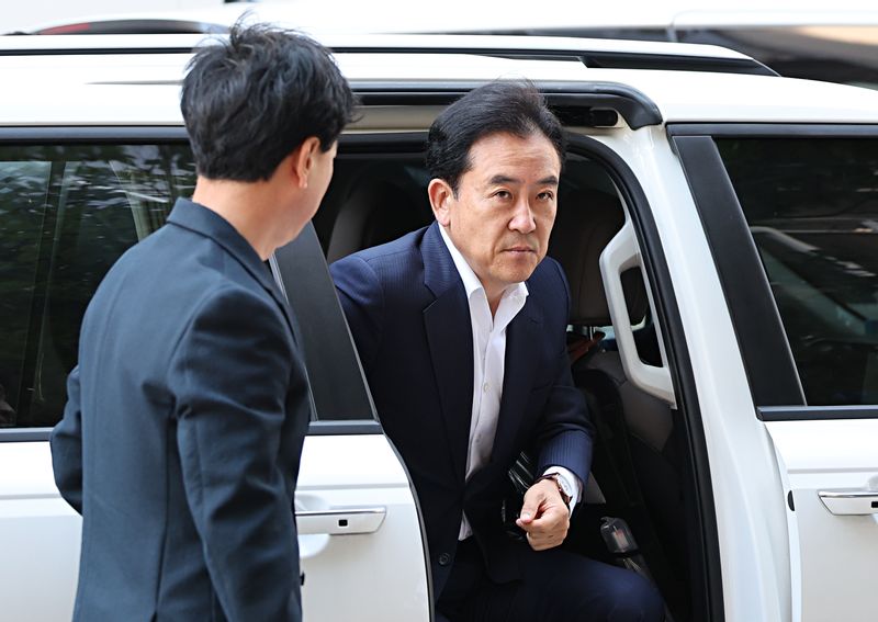 [과천=뉴시스] 김금보 기자 = 윤희근 전 경찰청장이 23일 오전 경기 과천시 2차 종합특검 사무실에 피의자 조사를 받기 위해 출석하고 있다. 2026.06.23. kgb@newsis.com