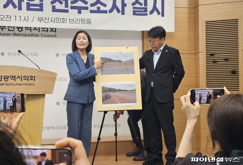 우성빈 기장군수(왼쪽)가 21일 오전 부산시의회 브리핑실에서 기자회견을 열고 특혜성 부정부패 의심 사업을 추려 전수조사를 시행할 예정임을 밝히고 나섰다. 사진은 관련 특혜성 의심 사업의 현장사진을 공개하며 문제점을 설명하고 있는 모습. 사진=변옥환 기자