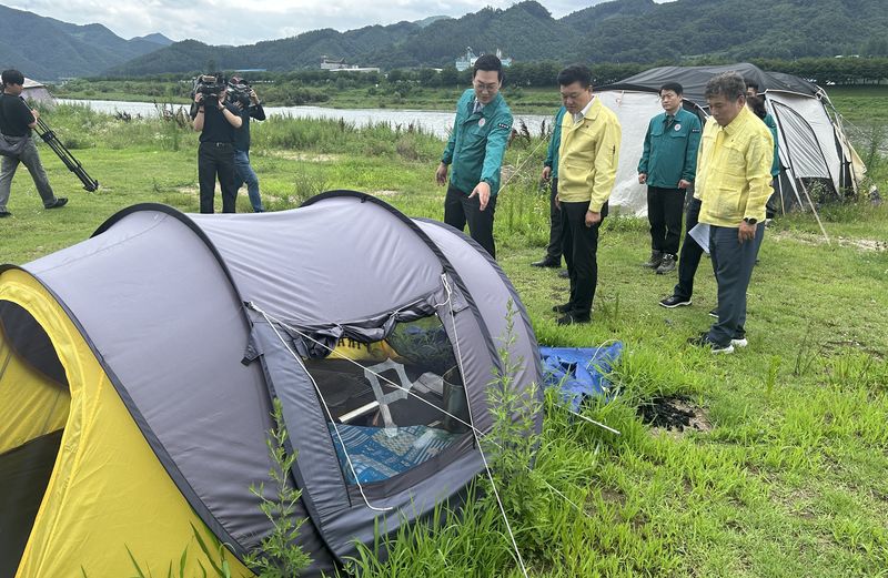 단월강수욕장 장박 텐트 둘러보는 신용한 충북지사와 이동석(왼쪽) 충주시장 *재판매 및 DB 금지