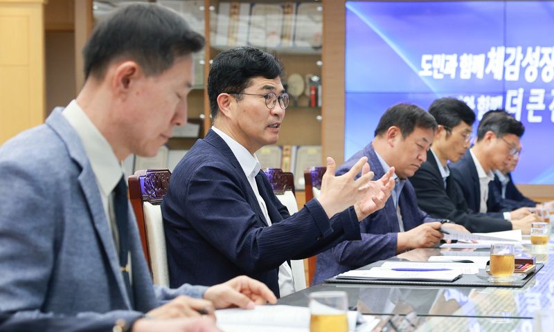 [전주=뉴시스] 간부회의 중인 이원택 전북특별자치도지사. (사진=전북특별자치도 제공) 2026.07.21. photo@newsis.com *재판매 및 DB 금지