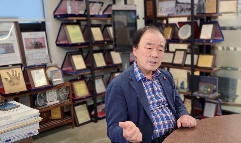 김남식 청봉환경 회장이 21일 제주시 사무실에서 기업의 사회적 책임과 지역사회 환원 원칙에 대해 말하고 있다. /사진=정용복 기자