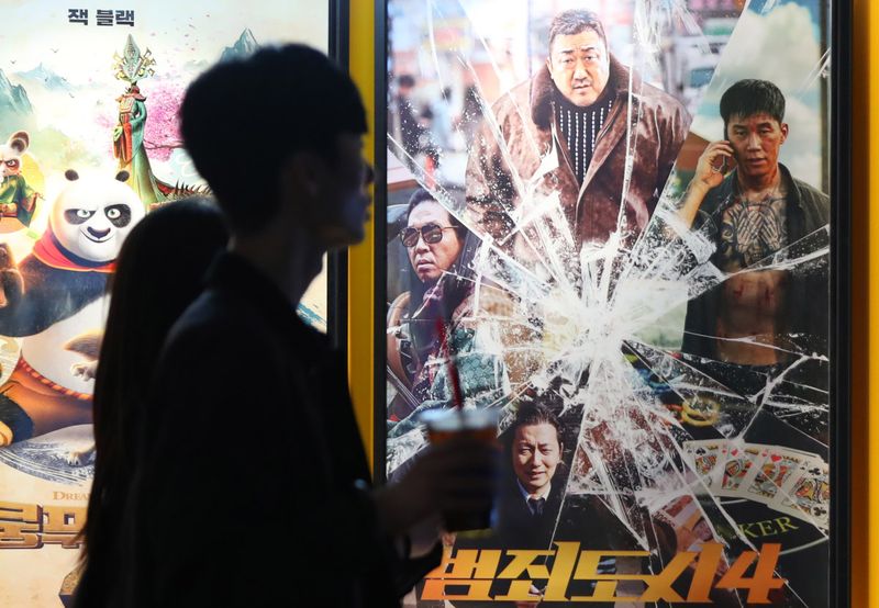 [서울=뉴시스] 김혜진 기자 = 영화 '범죄도시'에서 배우 마동석이 연기한 '마석도' 역할의 모티브가 된 경찰관이 음주운전 혐의로 1심에서 벌금형을 선고받았다. 사진은 서울시내 한 영화관에 '범죄도시4'포스터가 걸려 있는 모습. 2026.07.21. jini@newsis.com