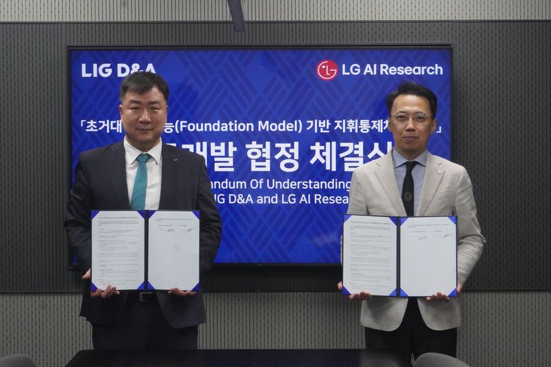 [서울=뉴시스] LIG 디펜스&에어로스페이스(LIG D&A)는 LG AI연구원과 '초거대 인공지능 기반 지휘통제체계 기술개발을 위한 업무협약(MOU)'을 체결했다고 21일 밝혔다. 체결행사를 마친 김현기 LIG D&A C5ISR 사업본부장(왼쪽)과 이화영 LG AI연구원 사업부문장(오른쪽)이 기념사진을 촬영하고 있다. (사진=LIG D&A 제공) photo@newsis.com *재판매 및 DB 금지