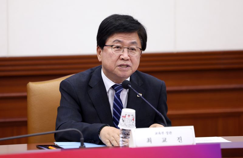 [서울=뉴시스] 김선웅 기자 = 최교진 교육부 장관이 8일 서울 종로구 정부서울청사에서 열린 지방교육재정교부금 개편 공개토론회에서 모두발언을 하고 있다. 2026.07.08. mangusta@newsis.com