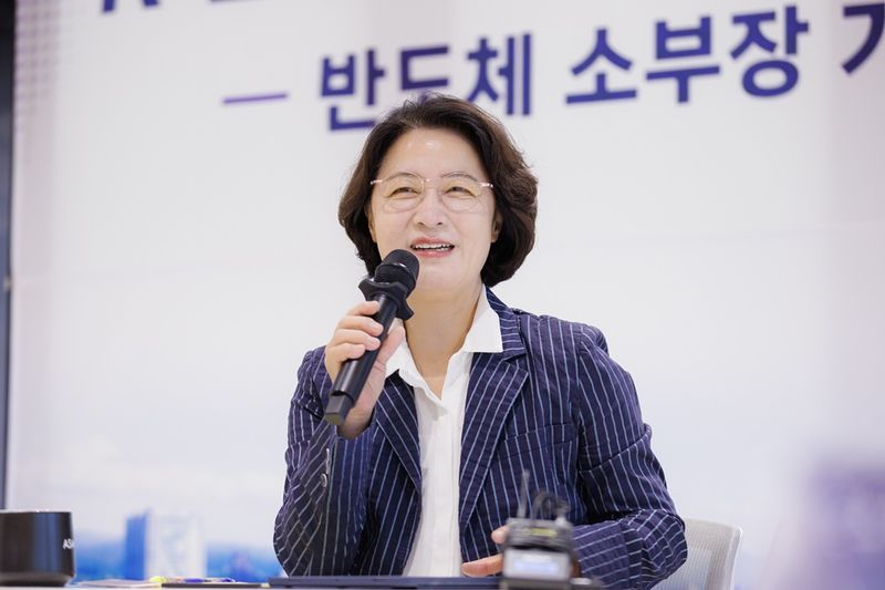 추미애 경기도지사가 21일 오후 화성특례시 글로벌 반도체 장비업체 'ASM' 혁신제조센터를 방문해 기업과 도민의 동반 성장을 강조하고 있다. 경기도 제공