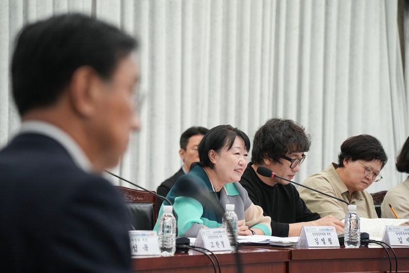 김엘림 제6기 제주특별자치도 양성평등위원회 공동위원장이 21일 제주도청 탐라홀에서 위원회 운영 방향과 제주 성평등 정책 과제를 설명하고 있다. /사진=제주특별자치도 제공