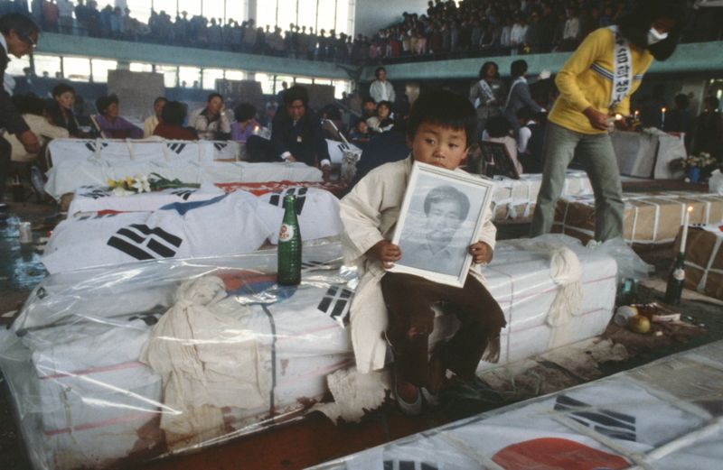 패트릭 쇼벨이 기증한 '1980년 5월 26일 상무관에서 아버지의 영정을 든 꼬마상주' 사진