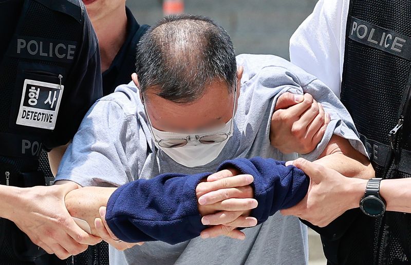 서울 종로구 광화문 일민미술관에서 흉기를 휘두른 혐의를 받는 70대 남성 A씨가 28일 오후 서울 서초구 중앙지방법원에서 살인미수 등 혐의와 관련 구속 전 피의자 심문(영장실질심사)에 출석하고 있다. A씨는 지난 26일 오전 서울 종로구 동아일보 사옥 내 일민미술관 4층에서 40대 남성 피해자 B씨에게 낫을 휘두른 혐의를 받는다. 2026.6.28 ⓒ 뉴스1 안은나 기자