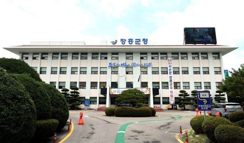 [장흥=뉴시스] 전남광주특별시 장흥군청 청사 전경. 민선9기 군정 목표인 '도약하는 장흥, 함께 여는 미래' 구호가 눈에 띈다. (사진=장흥군 제공) photo@newsis.com *재판매 및 DB 금지