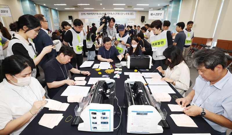 21일 경기 수원시 영통구 경기도선거관리위원회에서 열린 '성남시 제7선거구 경기도의원 선거 및 당선무효소청 투표지 검증'에서 양측 참관인들이 지켜보는 가운데 도 선관위 관계자들이 투표지 검증을 하고 있다. 2026.7.21 ⓒ 뉴스1 김영운 기자