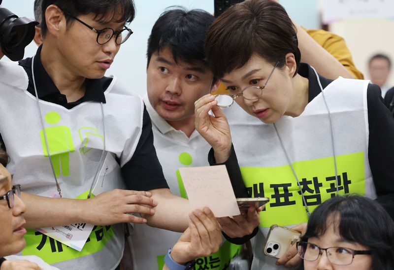 김은혜 국민의힘 의원이 21일 경기 수원시 영통구 경기도선거관리위원회에서 열린 '성남시 제7선거구 경기도의원 선거 및 당선무효소청 투표지 검증'에 참관인으로 참석해 도 선관위 관계자들의 투표지 검증을 지켜보고 있다. 2026.7.21 ⓒ 뉴스1 김영운 기자