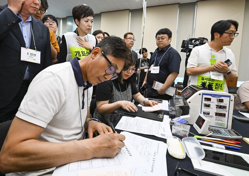 21일 경기 수원시 영통구 경기도선거관리위원회에서 열린 '성남시 제7선거구 경기도의원 선거 및 당선무효소청 투표지 검증'에서 양측 참관인들이 지켜보는 가운데 도 선관위 관계자들이 투표지 검증을 하고 있다. (공동취재) 2026.7.21 ⓒ 뉴스1 김영운 기자