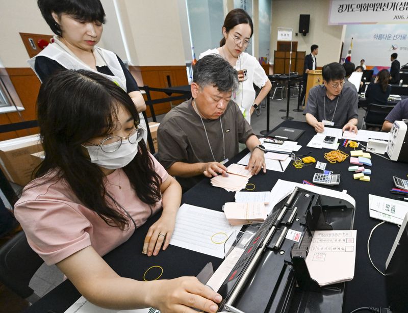21일 경기 수원시 영통구 경기도선거관리위원회에서 열린 '성남시 제7선거구 경기도의원 선거 및 당선무효소청 투표지 검증'에서 양측 참관인들이 지켜보는 가운데 도 선관위 관계자들이 투표지 검증을 하고 있다. (공동취재) 2026.7.21 ⓒ 뉴스1 김영운 기자