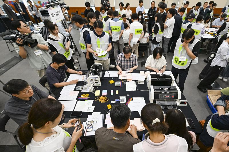21일 경기 수원시 영통구 경기도선거관리위원회에서 열린 '성남시 제7선거구 경기도의원 선거 및 당선무효소청 투표지 검증'에서 양측 참관인들이 지켜보는 가운데 도 선관위 관계자들이 투표지 검증을 하고 있다. (공동취재) 2026.7.21 ⓒ 뉴스1 김영운 기자