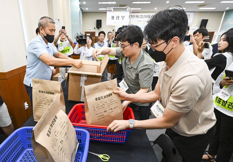 21일 경기 수원시 영통구 경기도선거관리위원회에서 열린 '성남시 제7선거구 경기도의원 선거 및 당선무효소청 투표지 검증'에서 양측 참관인들이 지켜보는 가운데 도 선관위 관계자들이 투표지 검증을 하고 있다. (공동취재) 2026.7.21 ⓒ 뉴스1 김영운 기자