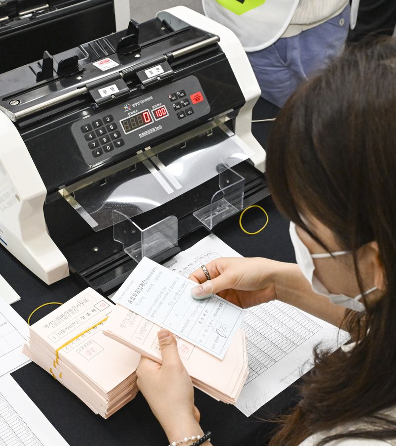 21일 경기 수원시 영통구 경기도선거관리위원회에서 열린 '성남시 제7선거구 경기도의원 선거 및 당선무효소청 투표지 검증'에서 양측 참관인들이 지켜보는 가운데 도 선관위 관계자들이 투표지 검증을 하고 있다. (공동취재) 2026.7.21 ⓒ 뉴스1 김영운 기자