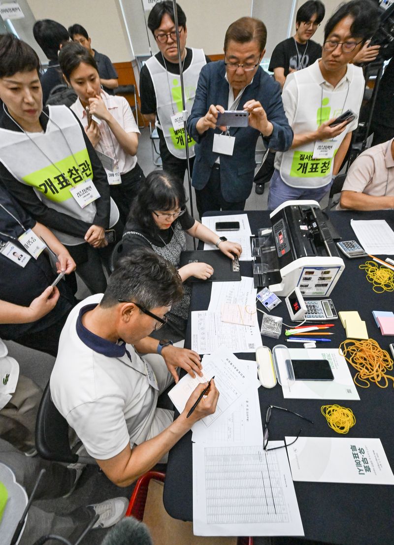 21일 경기 수원시 영통구 경기도선거관리위원회에서 열린 '성남시 제7선거구 경기도의원 선거 및 당선무효소청 투표지 검증'에서 양측 참관인들이 지켜보는 가운데 도 선관위 관계자들이 투표지 검증을 하고 있다. (공동취재) 2026.7.21 ⓒ 뉴스1 김영운 기자