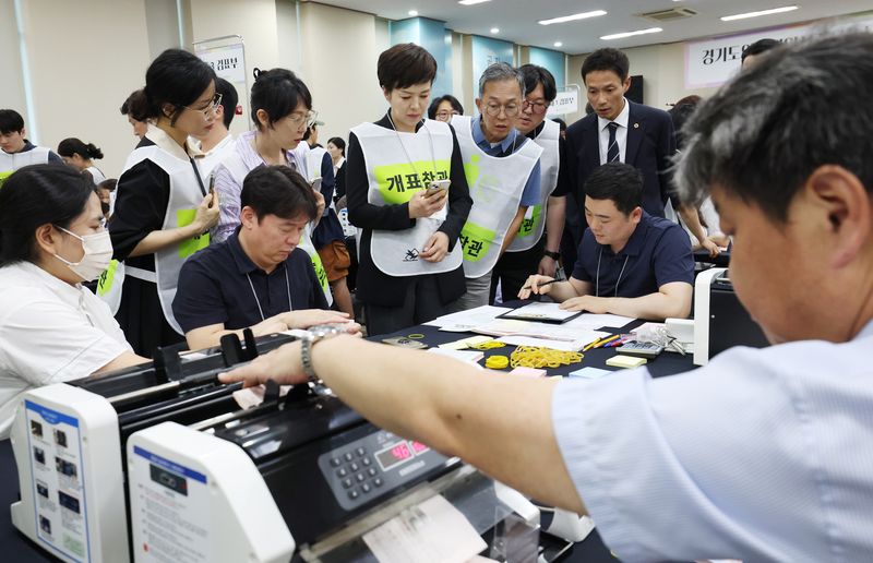 21일 경기 수원시 영통구 경기도선거관리위원회에서 열린 '성남시 제7선거구 경기도의원 선거 및 당선무효소청 투표지 검증'에서 양측 참관인들이 지켜보는 가운데 도 선관위 관계자들이 투표지 검증을 하고 있다. 2026.7.21 ⓒ 뉴스1 김영운 기자