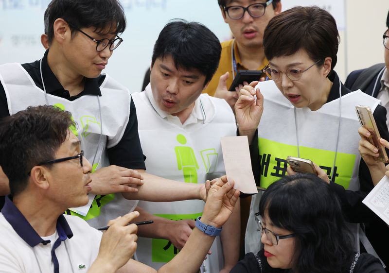 김은혜 국민의힘 의원이 21일 경기 수원시 영통구 경기도선거관리위원회에서 열린 '성남시 제7선거구 경기도의원 선거 및 당선무효소청 투표지 검증'에 참관인으로 참석해 도 선관위 관계자들의 투표지 검증을 지켜보고 있다. 2026.7.21 ⓒ 뉴스1 김영운 기자