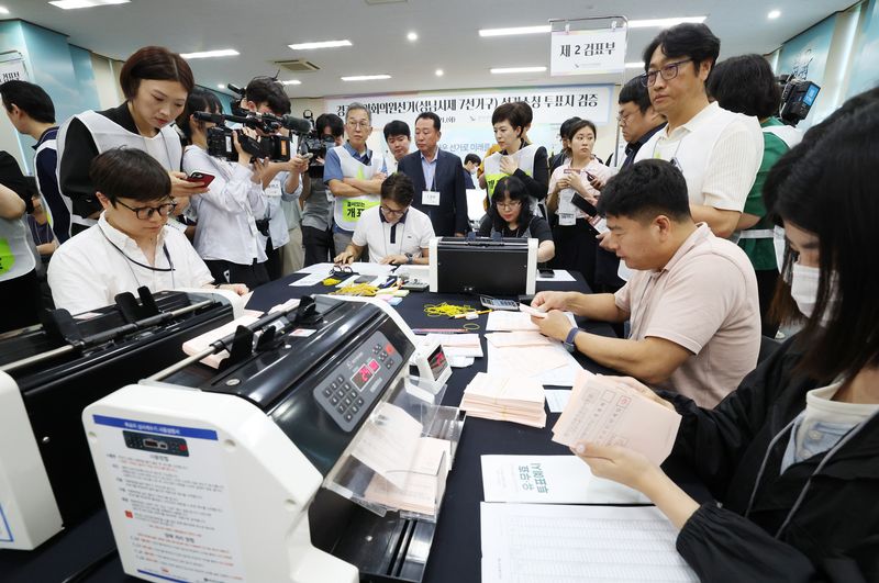 21일 경기 수원시 영통구 경기도선거관리위원회에서 열린 '성남시 제7선거구 경기도의원 선거 및 당선무효소청 투표지 검증'에서 양측 참관인들이 지켜보는 가운데 도 선관위 관계자들이 투표지 검증을 하고 있다. 2026.7.21 ⓒ 뉴스1 김영운 기자