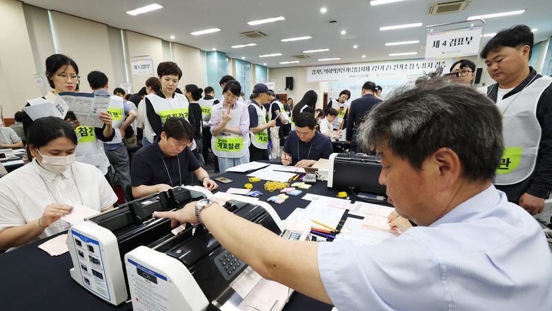 21일 경기 수원시 영통구 경기도선거관리위원회에서 열린 '성남시 제7선거구 경기도의원 선거 및 당선무효소청 투표지 검증'에서 양측 참관인들이 지켜보는 가운데 도 선관위 관계자들이 투표지 검증을 하고 있다. 2026.7.21 ⓒ 뉴스1 김영운 기자