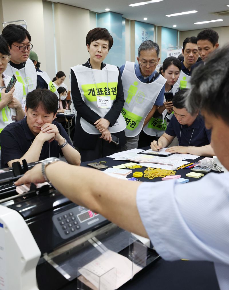 김은혜 국민의힘 의원이 21일 경기 수원시 영통구 경기도선거관리위원회에서 열린 '성남시 제7선거구 경기도의원 선거 및 당선무효소청 투표지 검증'에 참관인으로 참석해 도 선관위 관계자들의 투표지 검증을 지켜보고 있다. 2026.7.21 ⓒ 뉴스1 김영운 기자