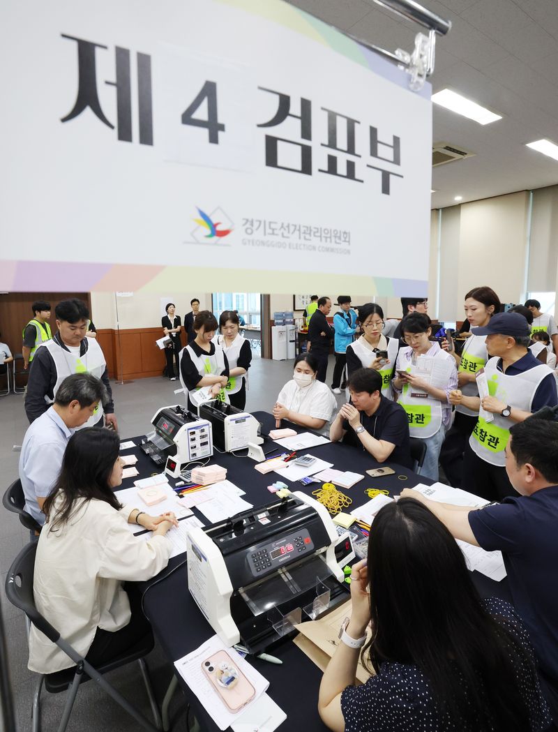 21일 경기 수원시 영통구 경기도선거관리위원회에서 열린 '성남시 제7선거구 경기도의원 선거 및 당선무효소청 투표지 검증'에서 양측 참관인들이 지켜보는 가운데 도 선관위 관계자들이 투표지 검증을 하고 있다. 2026.7.21 ⓒ 뉴스1 김영운 기자