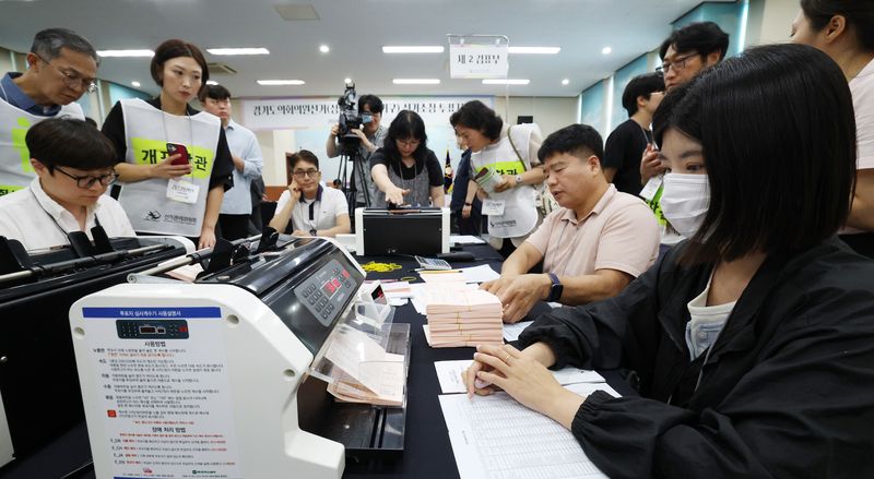 21일 경기 수원시 영통구 경기도선거관리위원회에서 열린 '성남시 제7선거구 경기도의원 선거 및 당선무효소청 투표지 검증'에서 양측 참관인들이 지켜보는 가운데 도 선관위 관계자들이 투표지 검증을 하고 있다. 2026.7.21 ⓒ 뉴스1 김영운 기자