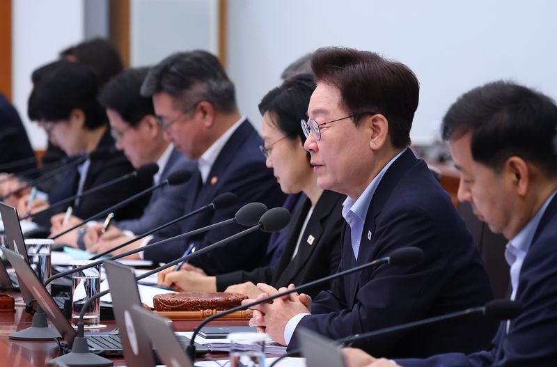 李대통령, 5·18 진압 연루자 서훈 취소에 