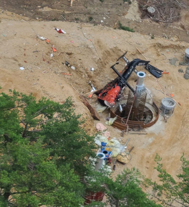 [삼척=뉴시스]21일 오후 1시 57분께 삼척시 가곡면 풍곡리 인근 송전선로 작업장에서 레미콘 등 자재를 운송 중이던 민간 업체 소속 K-MAX 헬기가 추락해 있다.(사진=강원소방본부 제공) *재판매 및 DB 금지