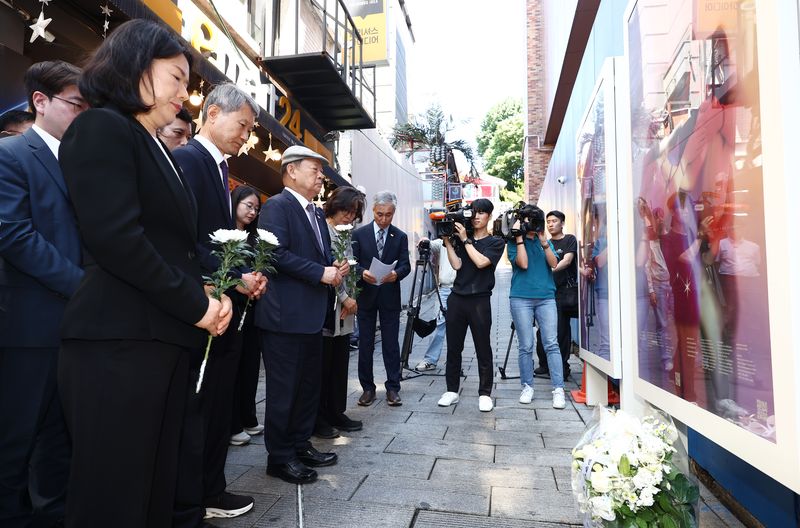 송두환 10·29 이태원참사 진상규명과 재발방지를 위한 특별조사위원회(이태원특조위) 신임 위원장(왼쪽 세번째)이 23일 오전 서울 용산구 이태원참사 골목을 찾아 헌화하고 있다. 2026.6.23 ⓒ 뉴스1 김민지 기자