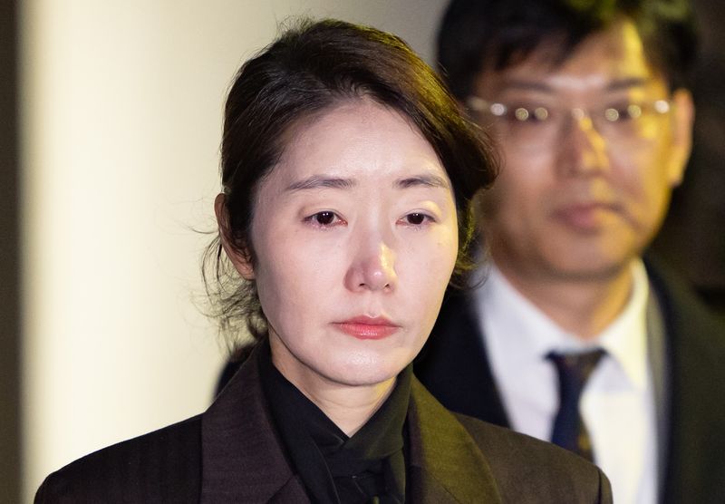 [서울=뉴시스] 황준선 기자 = 공천 헌금 1억 원을 수수한 혐의를 받는 강선우 무소속 의원이 3일 오후 서울 서초구 서울중앙지방법원에서 열린 구속 전 피의자 심문(영장실질심사)를 마친 뒤 법원을 나서고 있다. 2026.03.03. hwang@newsis.com