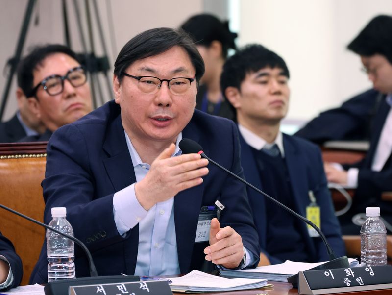 [서울=뉴시스] 김금보 기자 = 쌍방울 대북 송금 사건으로 유죄를 선고받아 수감 중인 이화영 전 경기도 평화부지사가 14일 서울 여의도 국회 '윤석열정권정치검찰조작기소의혹사건진상규명국정조사특별위원회'에서 열린 청문회에 증인으로 출석해 발언을 하고 있다. 2026.04.14. kgb@newsis.com