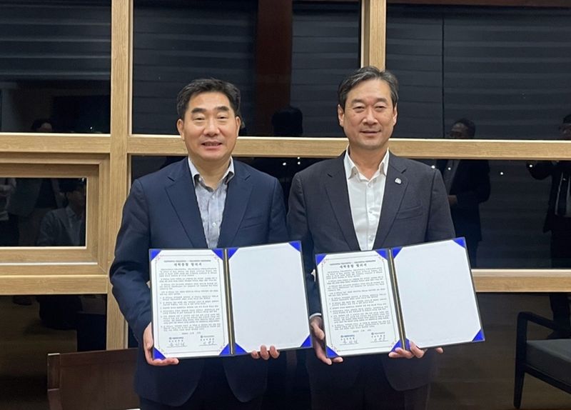 [목포·순천=뉴시스] 국립목포대학교 송하철 총장과 국립순천대학교 이병운 총장이 지난 2024년 11월15일 양 대학 통합에 합의한 뒤 합의문을 들고 기념촬영하고 있다. (사진=뉴시스 DB). photo@newsis.com *재판매 및 DB 금지