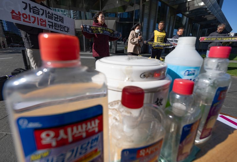 가습기 살균제 피해자와 환경보건시민센터 관계자들이 서울 여의도 옥시본사 앞에서 대법원의 가습기 살균제 제조사 손해배상 책임 판결 기자회견을 하고 있다. 2023.11.10 ⓒ 뉴스1 이재명 기자