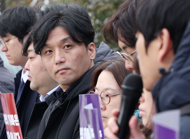다큐멘터리 감독 정윤석 씨가 지난해 12월 24일 서울 서초구 서울중앙지법 앞에서 항소심 선고 관련 기자회견에 참석해 참석자의 발언을 경청하고 있다. 2025.12.24 ⓒ 뉴스1 김진환 기자