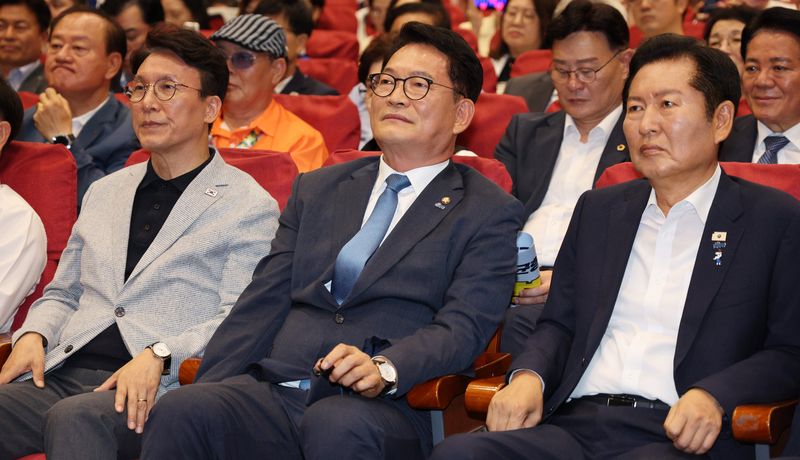 [서울=뉴시스] 고범준 기자 =지난 12일 서울 여의도 국회의원회관에서 열린 전국자치분권민주지도자회의(KDLC)에서 더불어민주당 당 대표 후보 김민석(왼쪽부터) 전 국무총리, 송영길 의원, 전청래 전 대표가 자리하고 있다. 2026.07.12. bjko@newsis.com