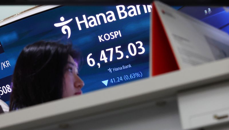 [서울=뉴시스] 전신 기자 = 코스피가 전 거래일 대비 37.61포인트(0.58%) 오른 6553.88에 개장한 21일 서울 중구 하나은행 딜링룸 전광판에 코스피 등이 표시돼 있다. 2026.07.21. photo1006@newsis.com