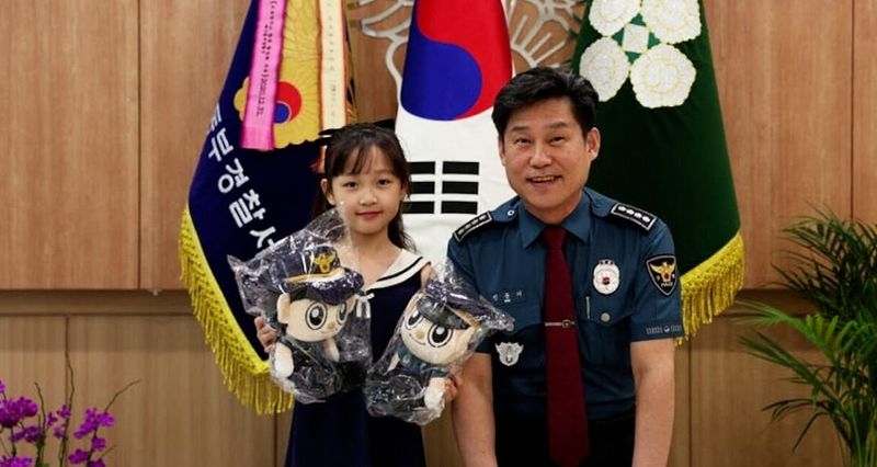 감사장을 받은 후 기념촬영을 하는 배리유 양. 사진=대구동부경찰서 제공