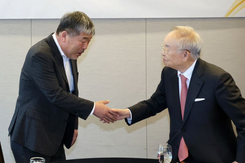 김동명 한국노총 위원장(왼쪽)과 손경식 한국경영자총협회 회장 서울 중구 프레스센터에서 열린 '제1차 노사정 대표자 만남'에서 악수를 하고 있다. 2026.3.26 ⓒ 뉴스1 황기선 기자