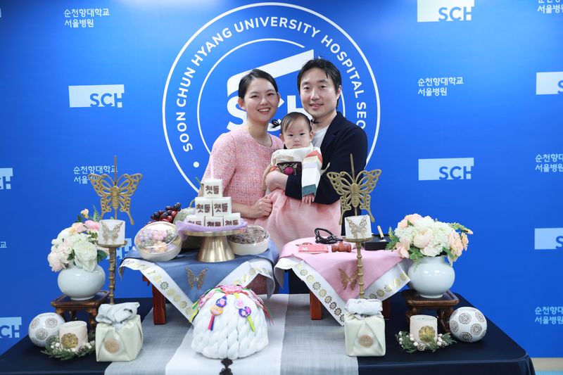 [서울=뉴시스] 임채민·임은진(왼쪽) 부부가 순천향대학교서울병원에서 아기(임은채 양) 돌잔치를 하고 있다. (사진= 순천향대학교서울병원 제공)