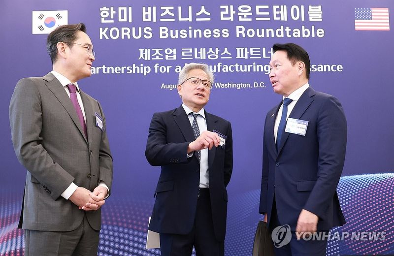 (왼쪽부터) 이재용 삼성전자 회장, 젠슨 황 엔비디아 최고경영자(CEO), 최태원 SK그룹 회장.연합뉴스